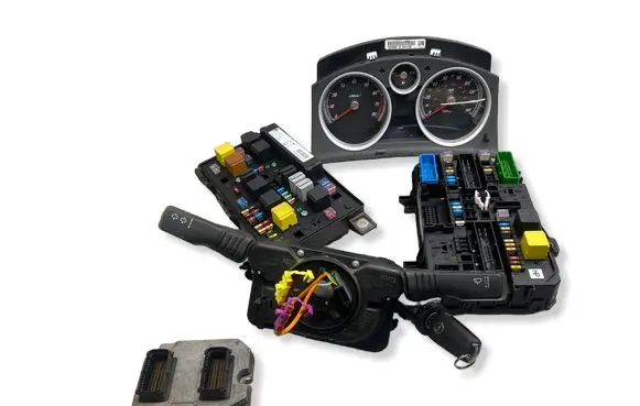 Opel Astra H Engine ECU kit and lock set 55559272 13220830 13206747