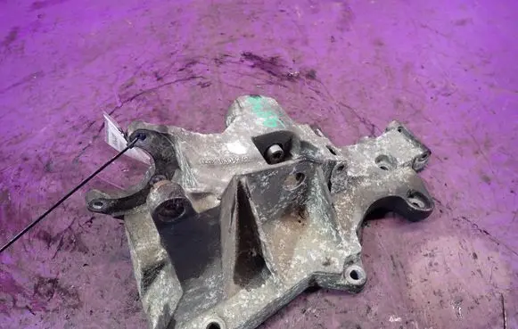Volkswagen PASSAT B5.5 Generator/alternator bracket 