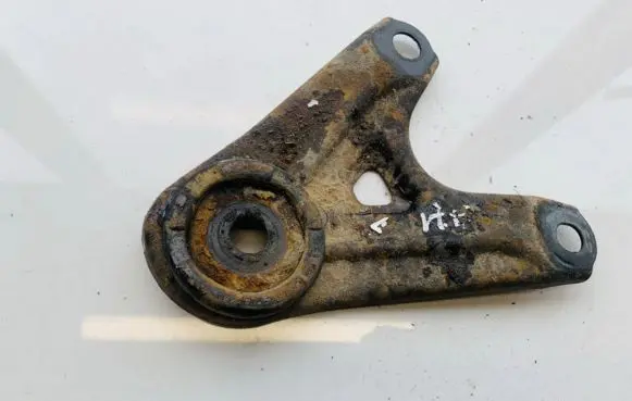 Toyota Avensis Verso Engine mounting bracket