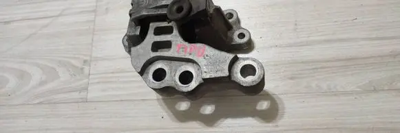 Engine mount vacuum valve