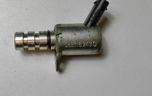 Volkswagen Golf Sportsvan other engine part 06E115243G
