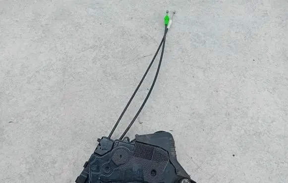 Toyota Yaris Front door lock 
