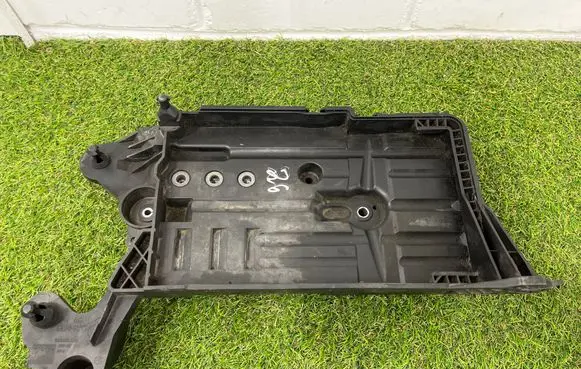 Volkswagen PASSAT B8 Battery tray 5Q0915331K