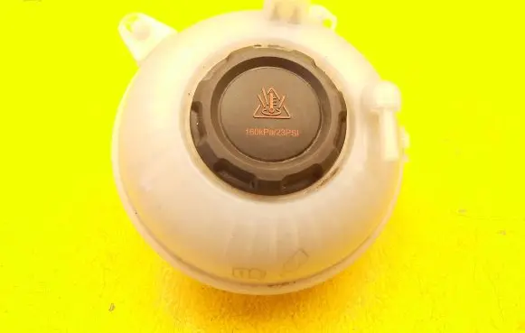 Volkswagen Tiguan Coolant expansion tank/reservoir 5Q0121407AA