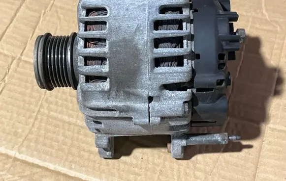 Volkswagen Touran III Generator/alternator 04L903023H