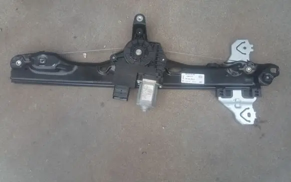 Nissan Pulsar Front door window regulator with motor