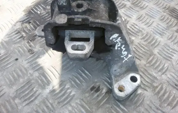 Peugeot 407 Engine mount bracket