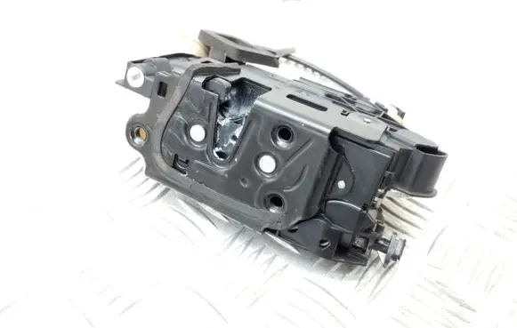 Volkswagen Jetta VI Front door lock 5K2837015B 5C6837085