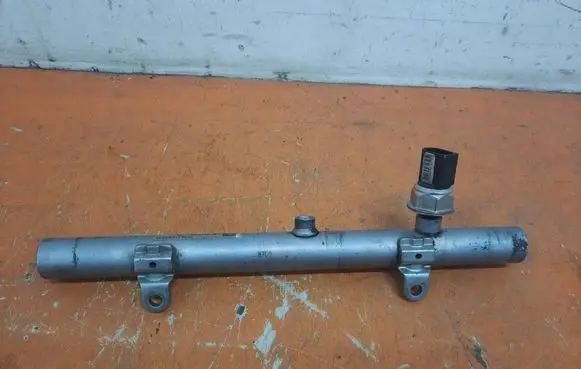 Audi Q7 4L Fuel distributor 057130089K