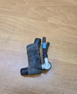 Volvo V70 Windscreen/windshield washer pump 1S717K624
