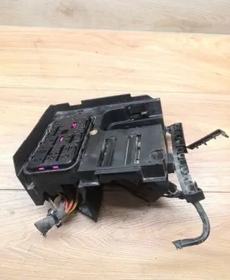 Volkswagen Golf VI Fuse box cover 1K0907361C 1K0839200B