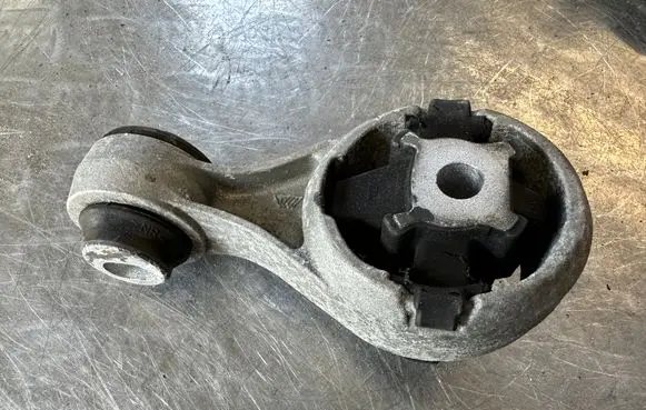 Nissan Qashqai Engine mount bracket 11350JD000