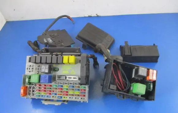 Opel Zafira A Fuse box set 24412497