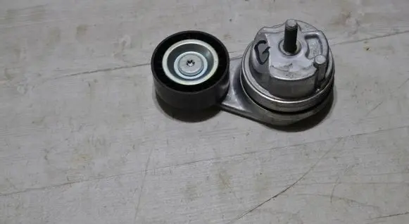 Alfa Romeo Giulia Generator/alternator belt tensioner 05281573AC