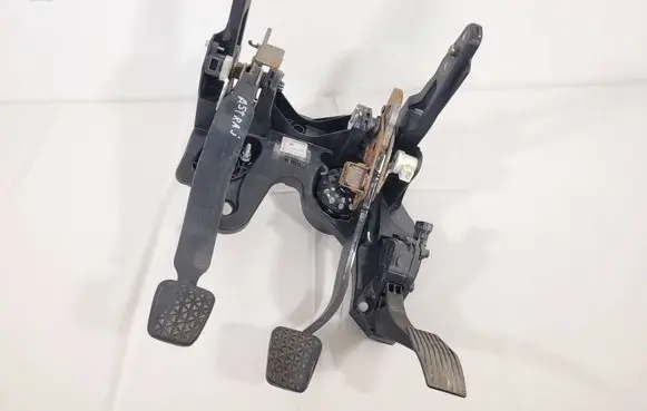 Opel Astra J Pedal assembly 13252175 512723057 0000371