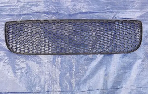 Volkswagen Golf IV Front bumper lower grill