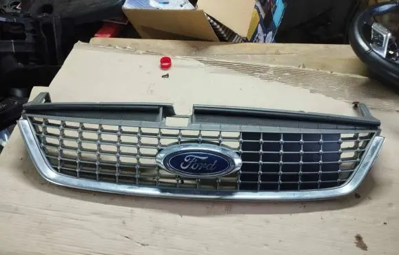 Ford Mondeo MK IV Front bumper upper radiator grill