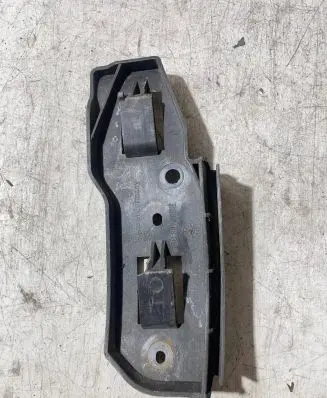 Volkswagen PASSAT B5.5 Front bumper mounting bracket 3B0807183E