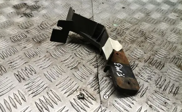 Ford Mondeo Mk III Front bumper mounting bracket 130132936