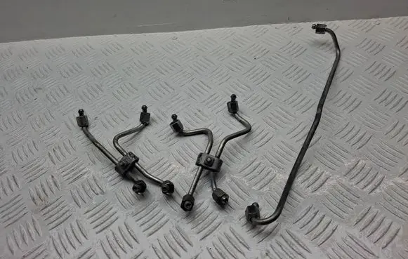 Toyota Avensis T270 Fuel injector supply line/pipe 237040R030 238040R020 237030R030