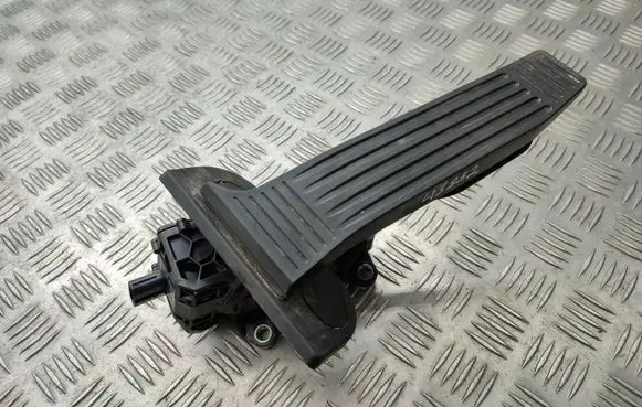 Accelerator throttle pedal