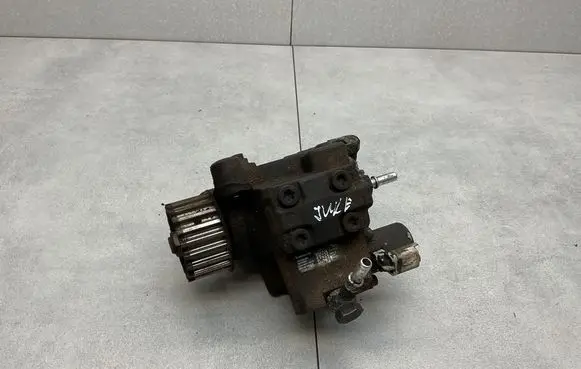 Nissan Juke I F15 Fuel injection high pressure pump H8201100115 167008557R