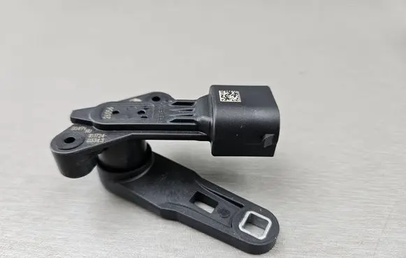 BMW 2 F46 Headlight/headlamp level sensor 6895467 37146895467