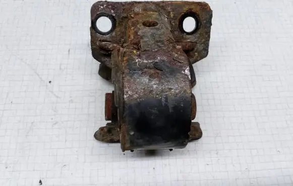 Toyota Avensis T220 Engine mount bracket