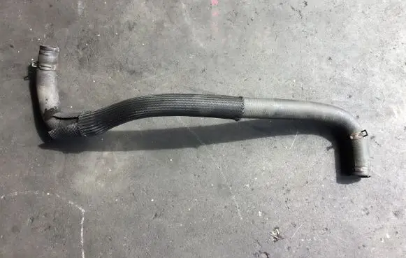 Chrysler Town & Country V Engine coolant pipe/hose
