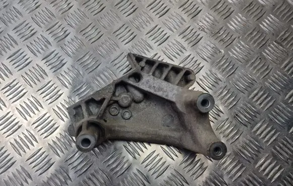 Volkswagen PASSAT B8 Engine mounting bracket 04L199207