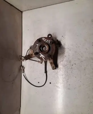 Toyota Corolla Verso E121 Front wheel hub
