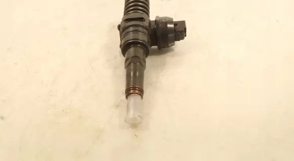 Volkswagen Touareg I Fuel injector 0414720210