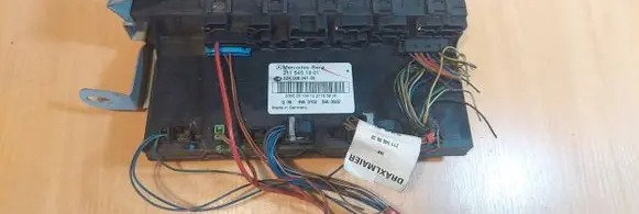 Mercedes-Benz E W211 Central body control module 2115451901 5DK008047-30