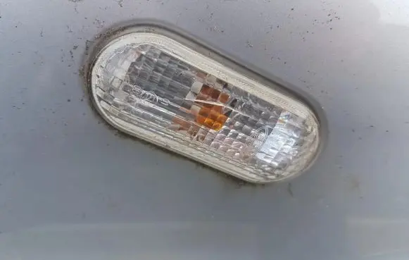 Ford Focus Front fender indicator light