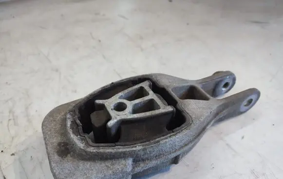 Opel Mokka Engine mount bracket