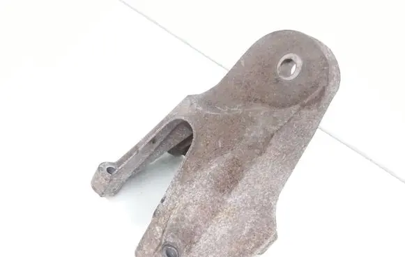 Engine mounting bracket