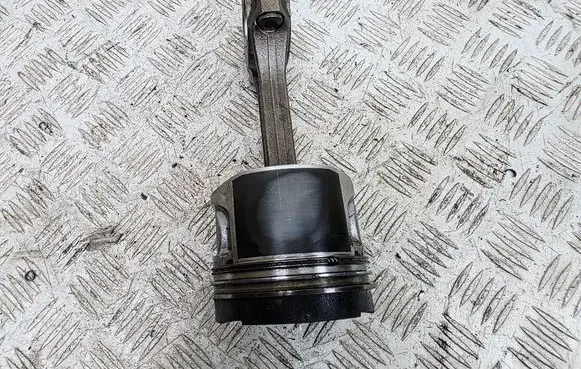 Mitsubishi L200 Piston with connecting rod 