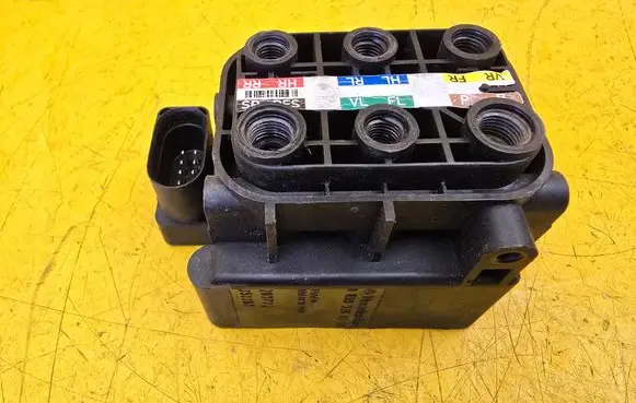 Mercedes-Benz E W213 Air suspension valve block A0993200258