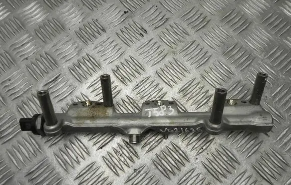 BMW 2 F22 F23 Fuel distributor 8694197
