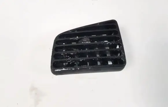 Volkswagen PASSAT B4 Dash center air vent grill 3a1819719