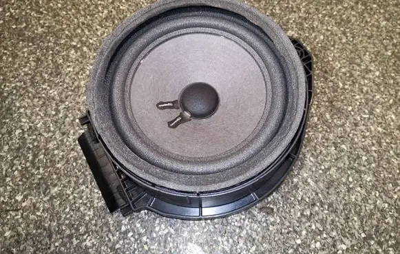 Chevrolet Volt II Front door speaker 84190347