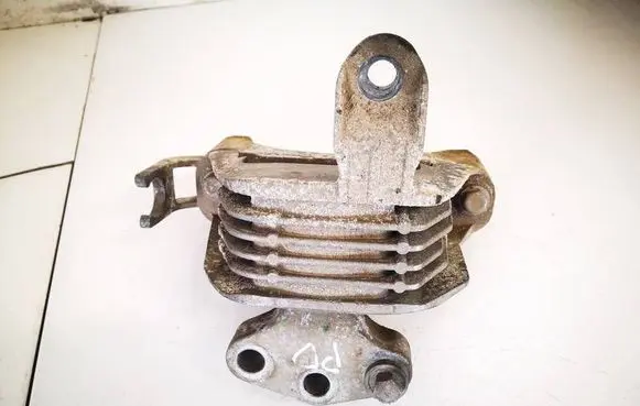 Engine mount bracket