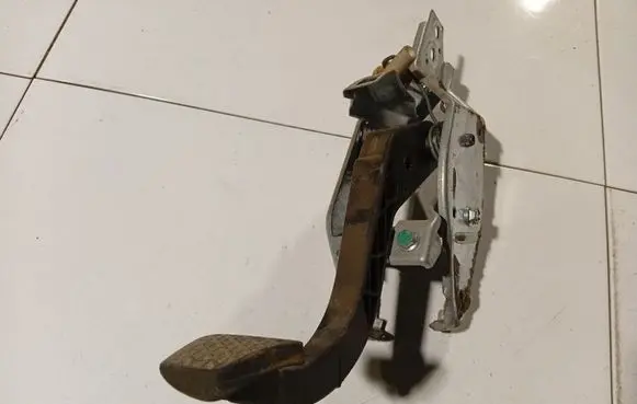Opel Astra H Clutch pedal 