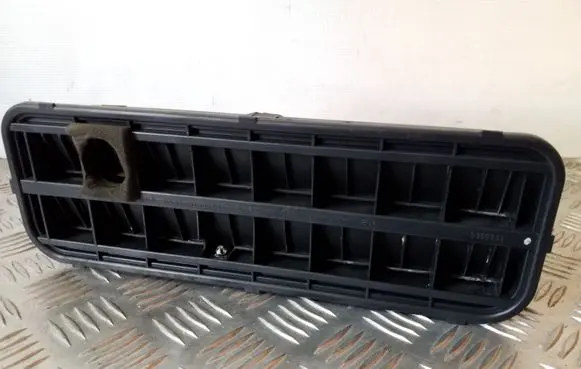 Quarter panel pressure vent
