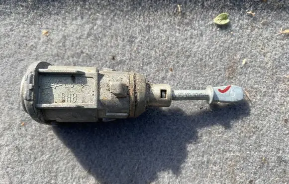Volkswagen Golf V Front door lock (next to the handle) 1K0837167 1K0837167168B