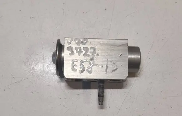 Volvo V70 Air conditioning (A/C) expansion valve 7036866