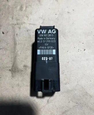 Volkswagen Golf V Glow plug pre-heat relay 038907281D 51299023