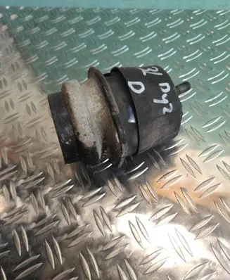 Volkswagen Touareg I Engine mount bracket