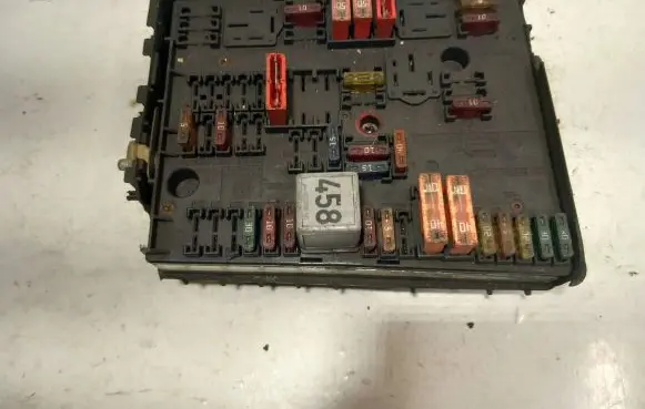 Volkswagen Golf V Fuse box set 1K0937124H 015345021