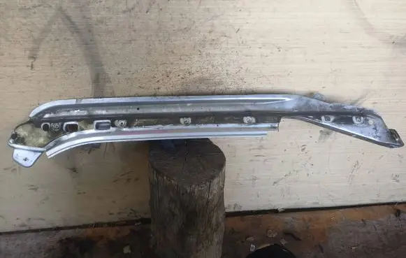 Volkswagen Touareg I Fender mounting bracket 7l6821704
